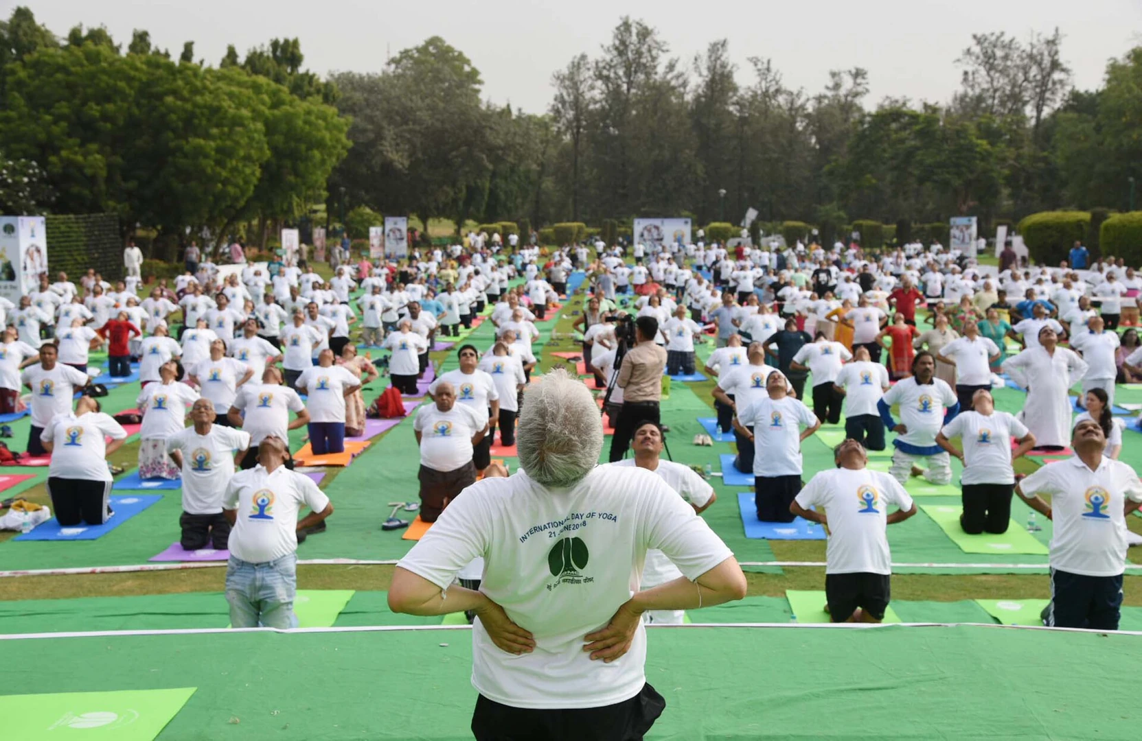 नई दिल्ली के नेहरू पार्क में योग अभ्यास
